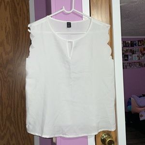 White scalloped keyhole cutout sleeveless blouse